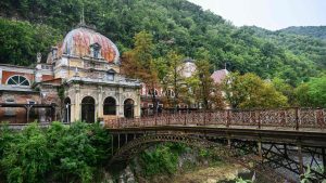 В Румъния доброволци се борят за спасяването на културните съкровища на страната