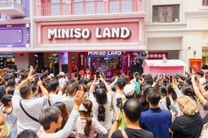 Гигант в търговията на дребно отваря магазин Miniso Land в Гуанджоу