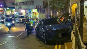 11-годишно момче хваща волана, след като баща му припада, докато кара кола в Хонконг