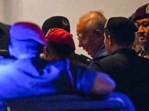 Шефът на Малайзия Umno отрича да е „отстранил“ Наджиб, за да осигури собствената си законна свобода