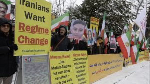 Правозащитна организация казва, че 16 загинали при протести в Иран и сблъсъци в правителството