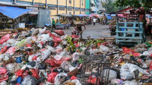 Столицата на Индонезия тъне в отпадъци: „Миризмата е ужасна“