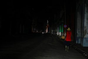 Протестиращи в Куба нападнаха офиса на Комунистическата партия на фона на гняв за спиране на тока