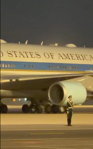 „Летящ Бял дом“: Air Force One на Тръмп подхранва очарованието в Китай