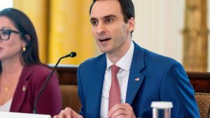 Главният научен съветник на Тръмп посети Пекин. Какво означава това за AI?