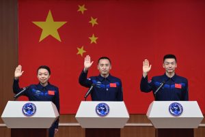 Астронавтите от китайската мисия Shenzhou XXIII се срещат с пресата